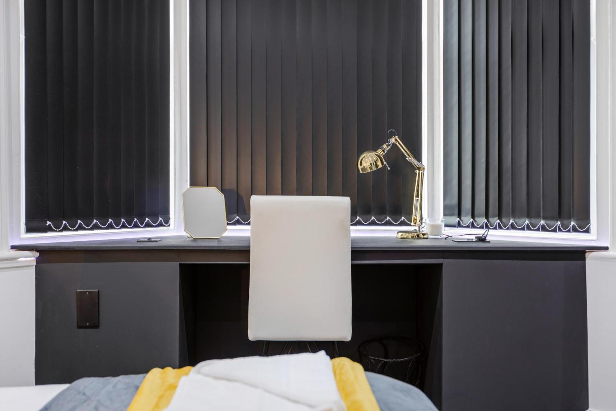 Two Bed Modern Apartment 5Min Walk To Town Centre With Free Parking ! Under New Management ブラックプール エクステリア 写真
